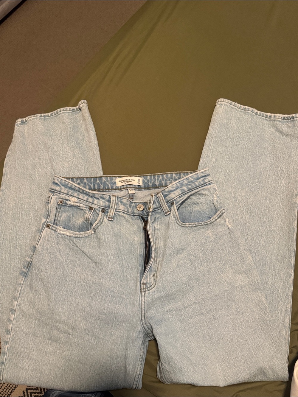 Abercrombie & Fitch The 90’s Relaxed Jean High Rise Curve Love
